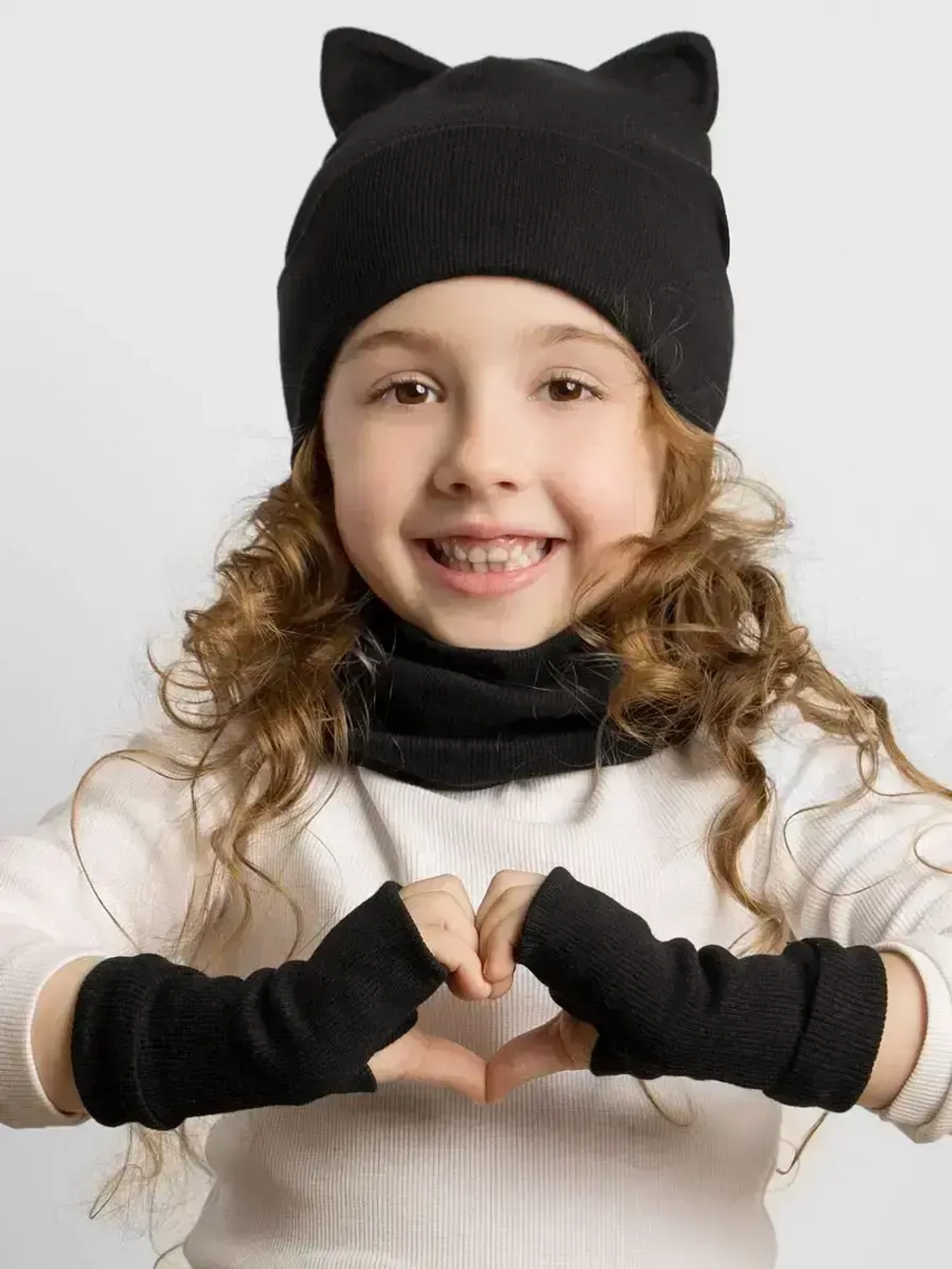 Шапка для девочки осенняя с митенками и снудом