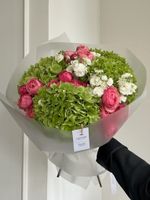 Букет сборный из гортензии, кустовых пионовидных роз и маттиолы