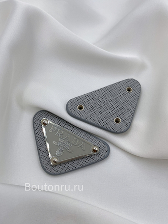 Логотип металлический Прад. серый на коже серебро