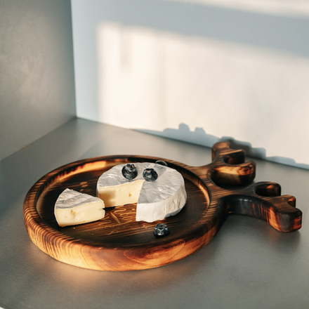 Деревянная менажница из сибирского кедра для подачи блюд и закусок с гравировкой "Try to be a rainbow in someone's cloud". MG80