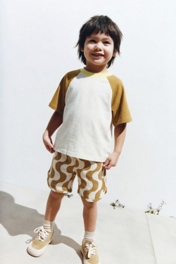 ZARA КОМПЛЕКТ ИЗ ФУТБОЛКИ КОЛОРБЛОК И ШОРТОВ С ВОЛНАМИ, ЖЕЛТЫЙ