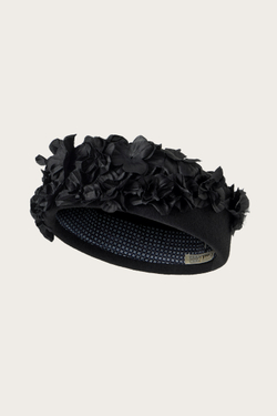 Шляпа, вручную расшитая шелковыми лепестками