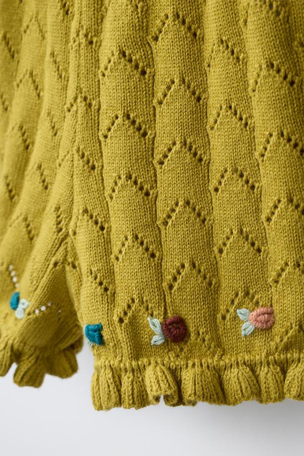 ZARA ТРИКОТАЖНЫЕ ШОРТЫ С ВЫШИВКОЙ ИЗ ХЛОПКА И ЛЬНА, ЦВЕТ ОЛИВКОВОГО МАСЛА