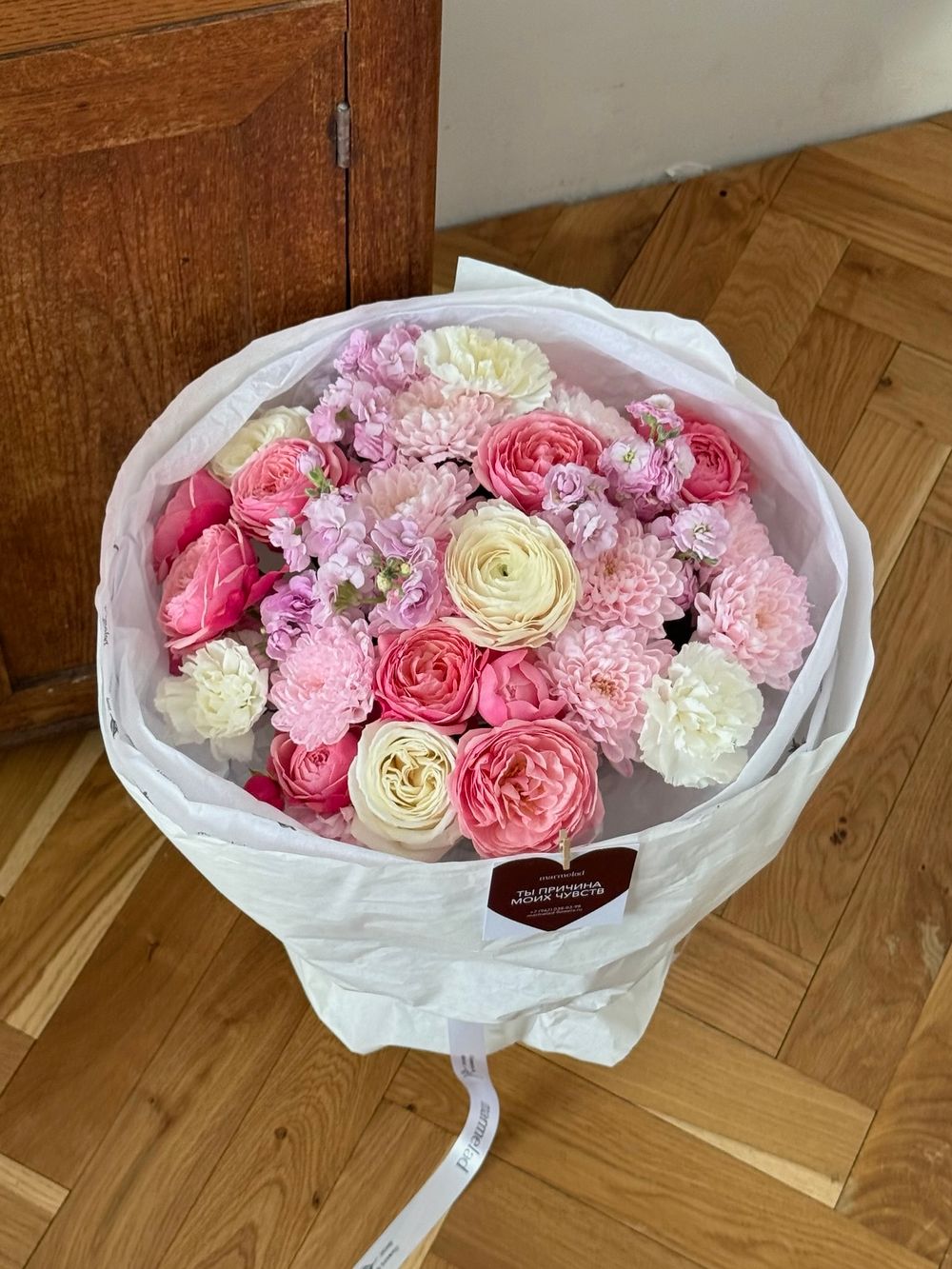 предзаказ - сборный букет из хризантемы, маттиолы, кустовых пионовидных роз и диантусов - размер M