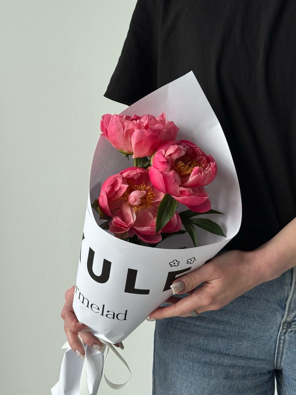 Кулек из пионов