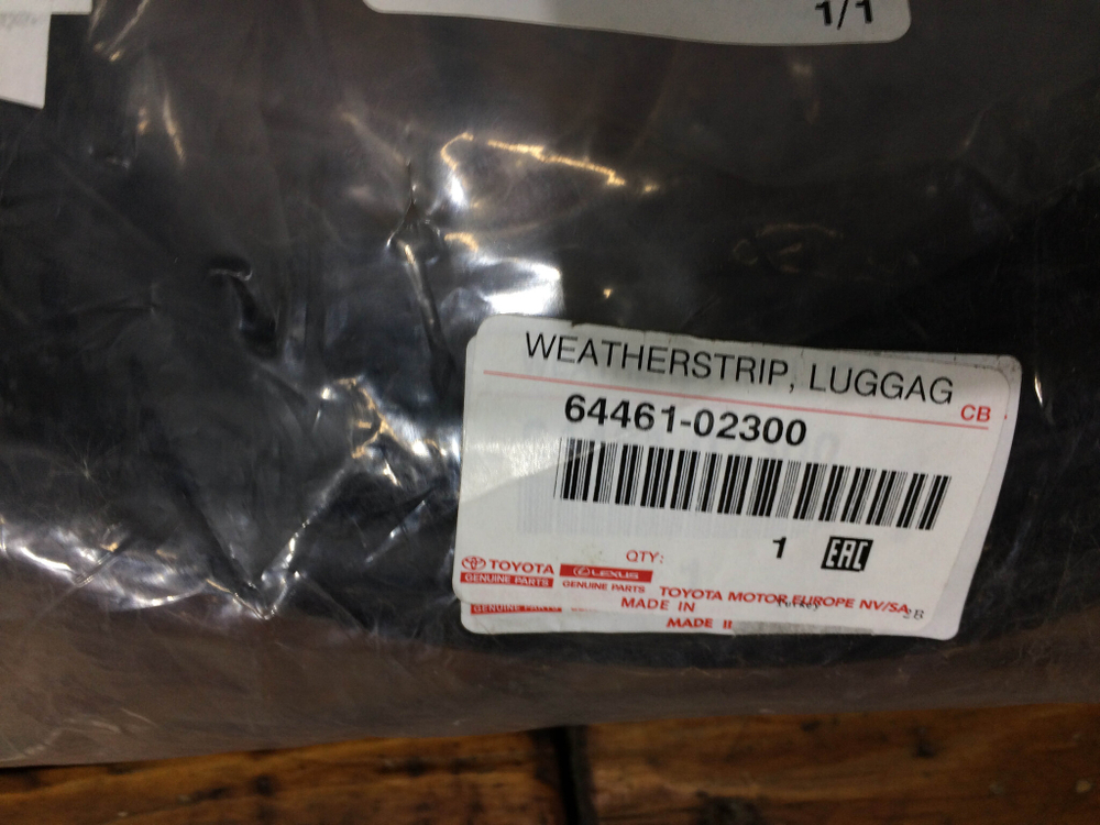 Уплотнитель крышки багажника Corolla (E210) Новый Оригинал 6446102300
