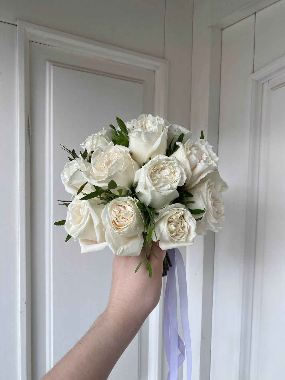 Свадебный букет из одноголовых роз и зелени