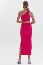 Платье c вырезом на одно плечо