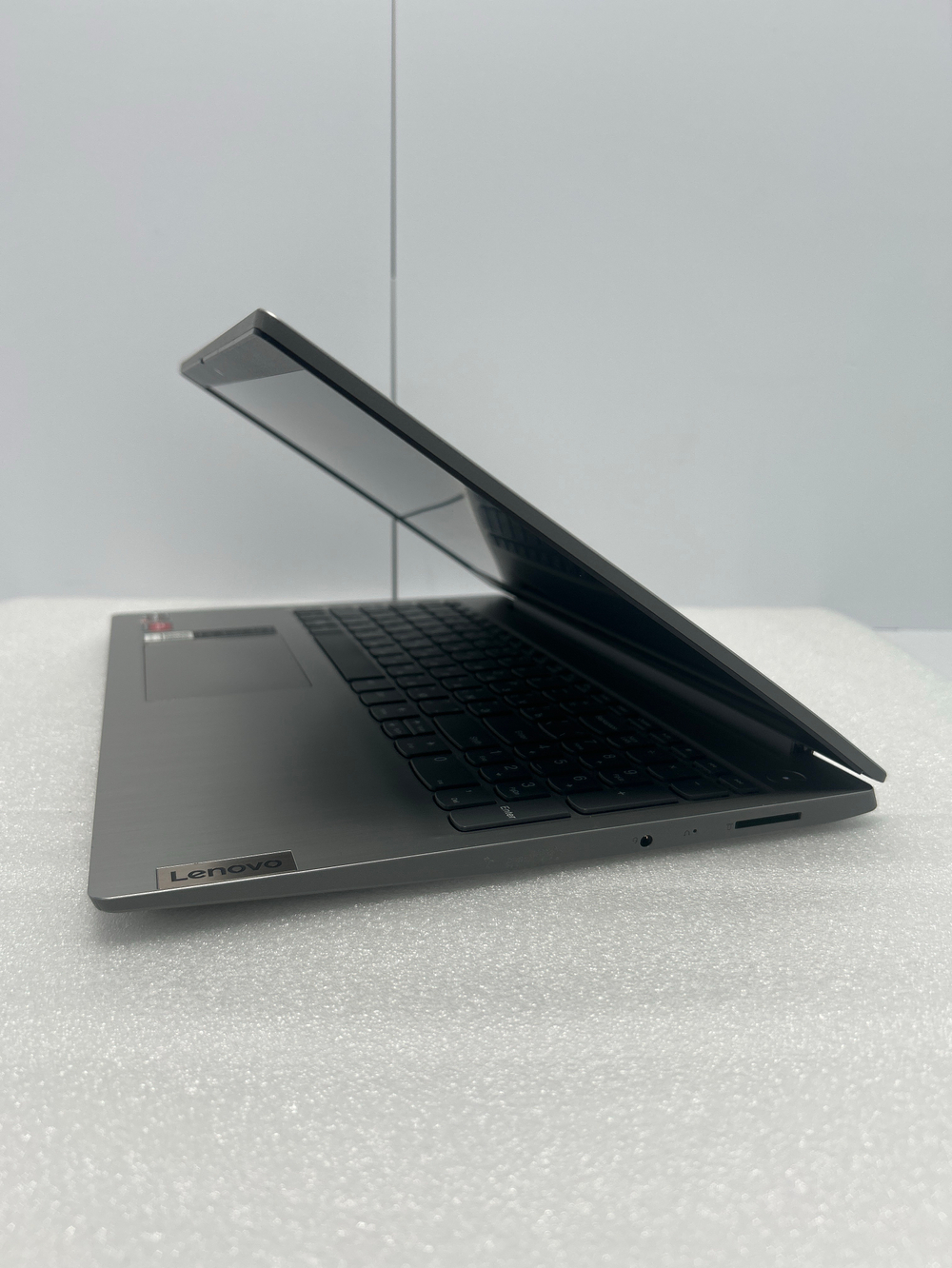 Ноутбук Lenovo IdeaPad 3 15ARE05 (81W40036RK) 15.6"/AMD Ryzen 3 4300U/RAM 8GB/SSD 512GB/AMD Radeon Graphics/1920*1080/IPS/DOS/Подсветка кл-ры: нет/серебристый. Состояние: Уценка/прокручен топкейс