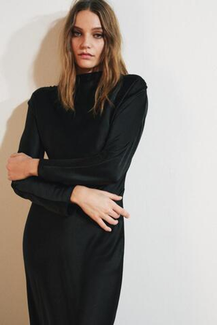 ZARA АТЛАСНОЕ ПЛАТЬЕ СО СБОРКАМИ, ЧЕРНЫЙ