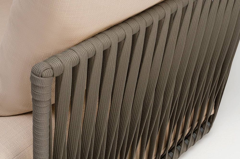 "Форли" кресло плетеное из роупа, каркас алюминий светло-серый (RAL7035) муар, роуп серо-коричневый 23мм, ткань Mossle бежевая