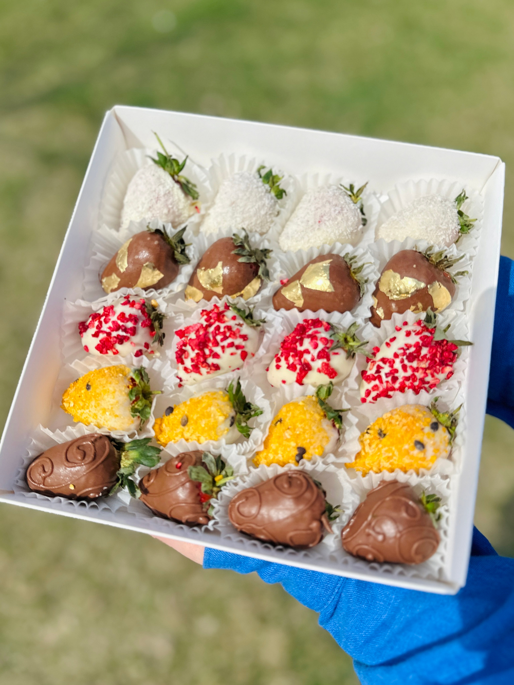 Клубника в бельгийском шоколаде Яркий микс , 16-20 шт