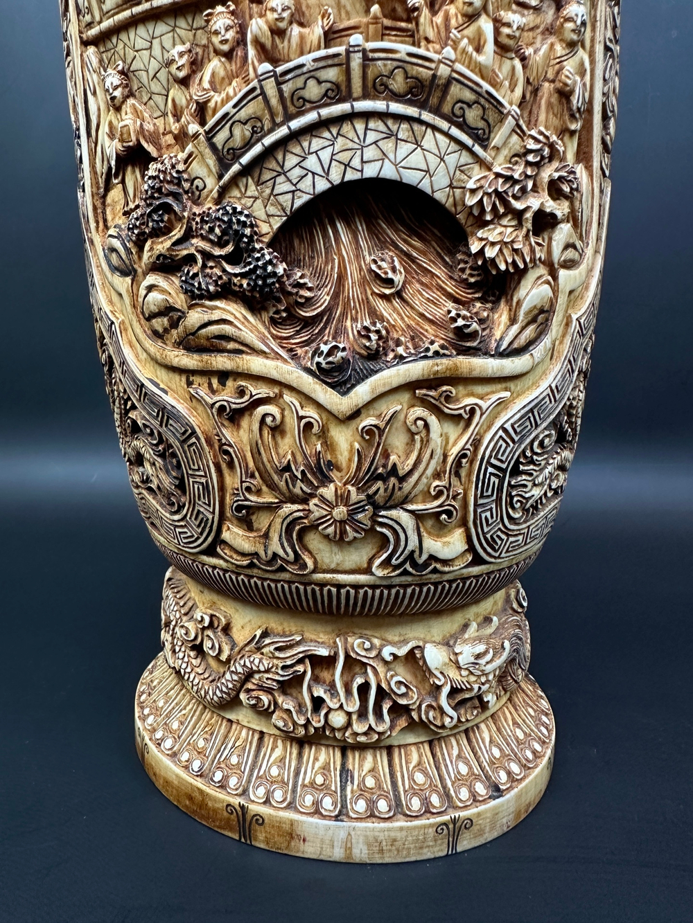 Монументальная резная ваза из кости