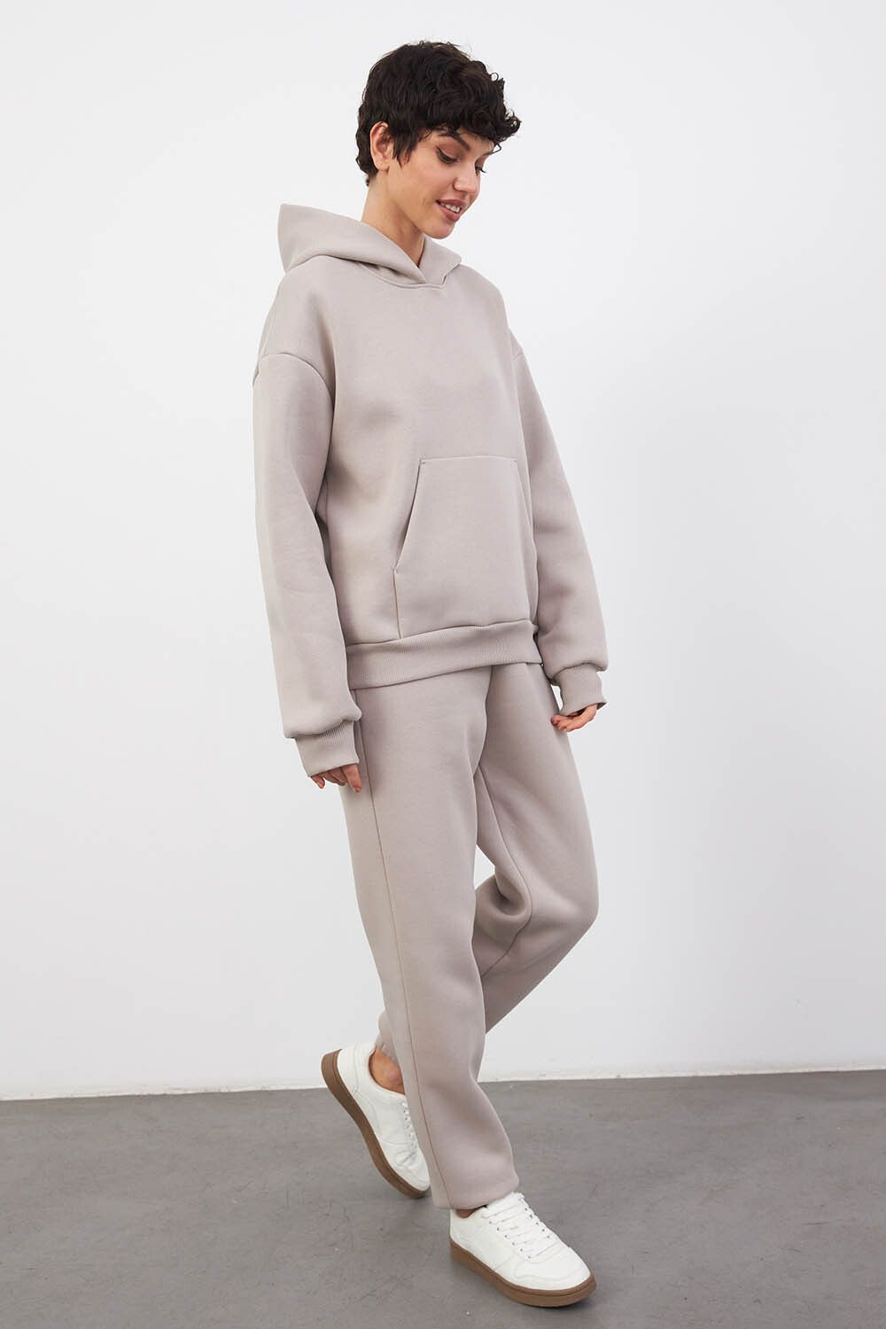 Утепленное худи свободного кроя цвета туман