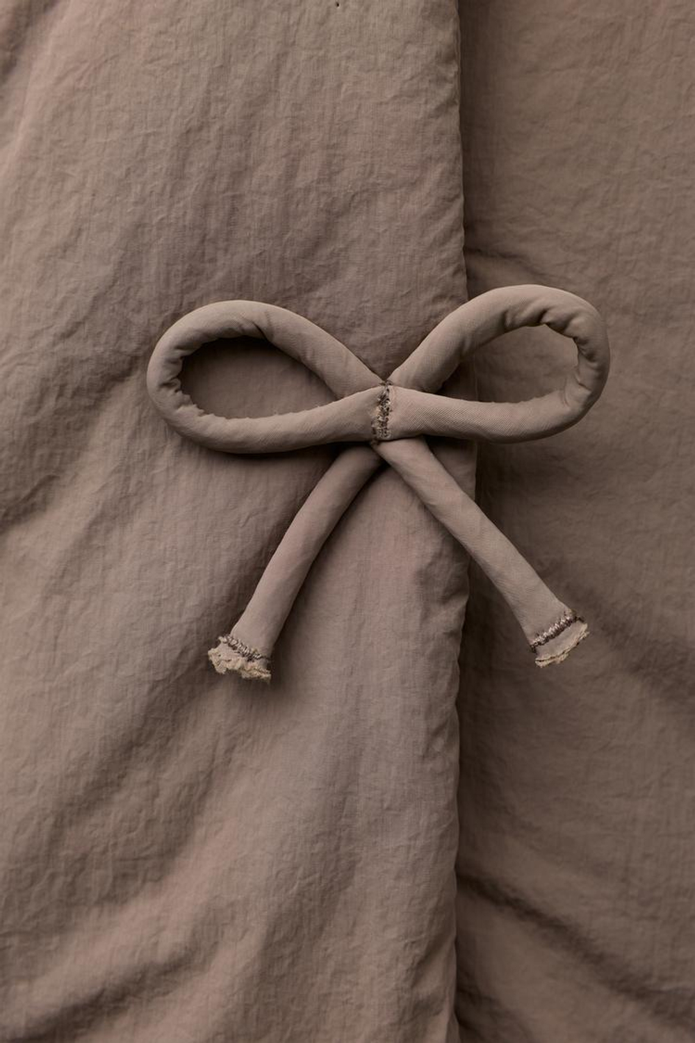 ZARA НЕПРОМОКАЕМОЕ СТЕГАНОЕ ПАЛЬТО С БАНТАМИ, СЕРОВАТО-КОРИЧНЕВЫЙ