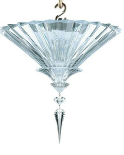 Потолочная хрустальная люстра с чёткой геометрией и выразительной огранкой,