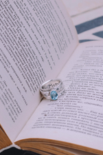 Кольцо «Мозаик» с овальным голубым топазом и сердечком белый циркон