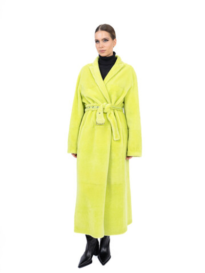 Женское салатовое пальто из овчины с поясом