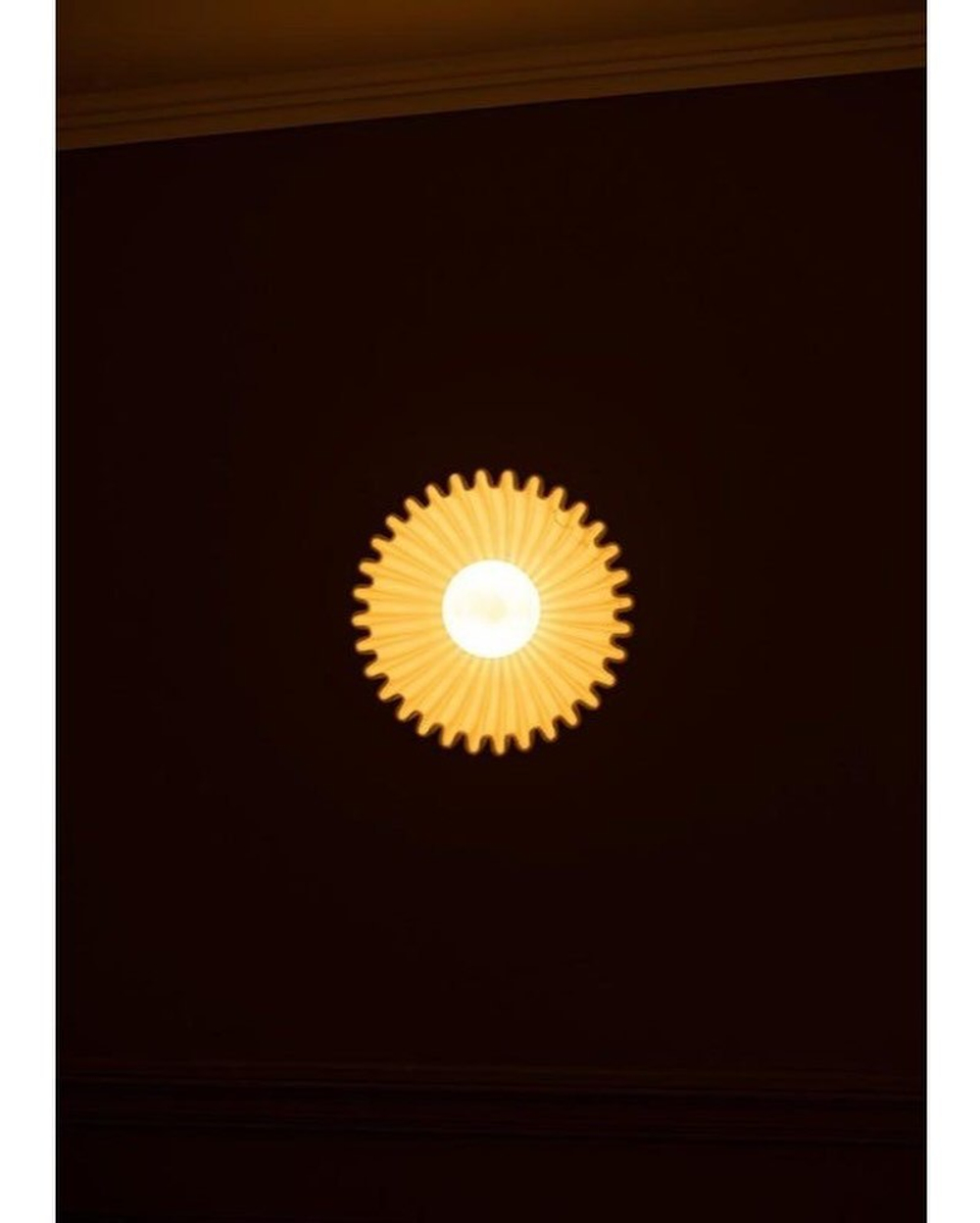 Керамические бра круглой формы в насыщенном тёмно-изумрудном и тёплом жёлтом цветах.