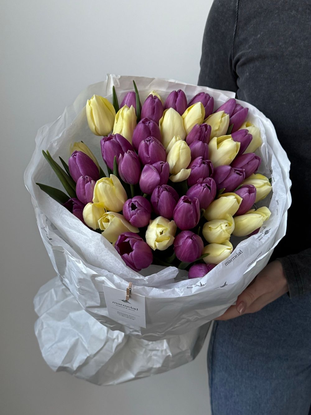 Букет из 51 фиолетового и желтого тюльпана-L