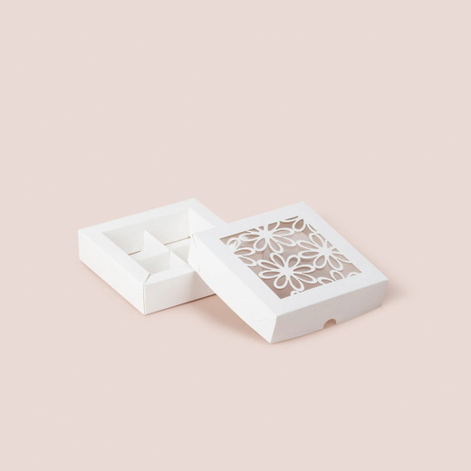 Коробка для 4 конфет с окном "Ромашка"