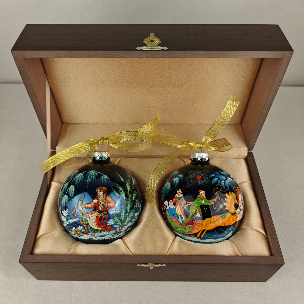 Набор новогодних шаров с ручной росписью "По-щучьему веленью" и "Тройка" в футляре
