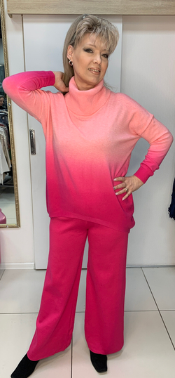 Тонкий свитер с переходом цвета в пудрово-розовом цвете