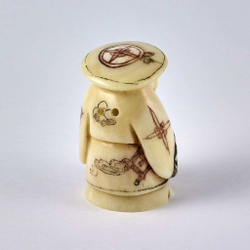 Нэцкэ Монах в круглой шляпе с корзиной рыбы