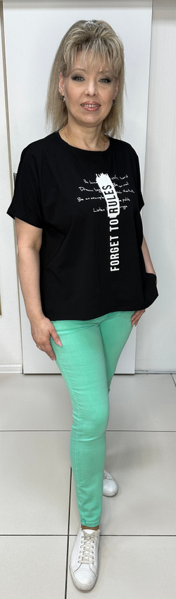 Черная блузон-футболка с пайетками и вертикальной надписью