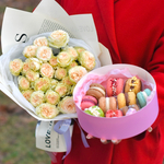 Букет кустовых пионовидных роз «Ваниль » и пирожные макарон ручной работы от «Делаем сладко»