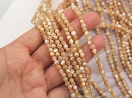 Нить бусин из перламутра 4,1-4,3мм