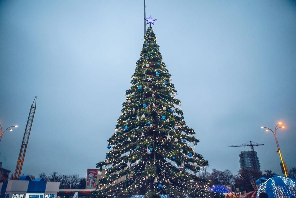 Светодинамическая елка ствольная - встроенная гирлянда: Теплый свет - "Таежная" от 11 до 21 м