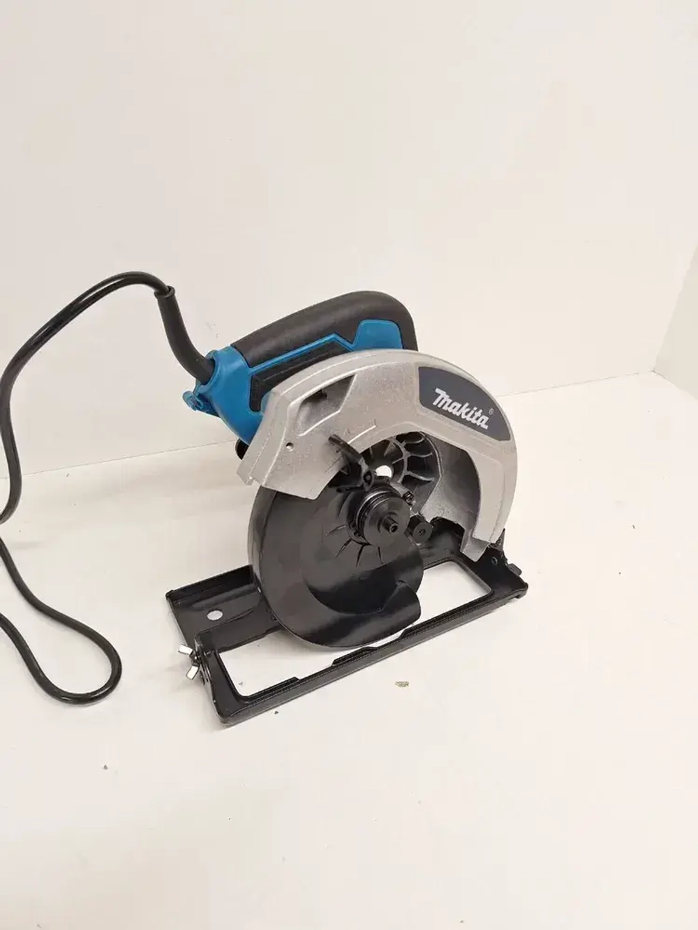 Циркулярная дисковая пила Макита Makita HS7000 1200Wt.