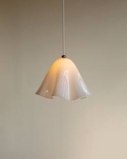 Эти подвесные светильники выполнены из гладкого, глянцевого стекла и имеют мягкую, волнообразную форму, напоминающую расплавленную ткань.