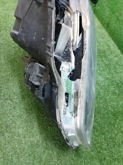 Битая Фара правая Genesis G70 (2017-2021) LED