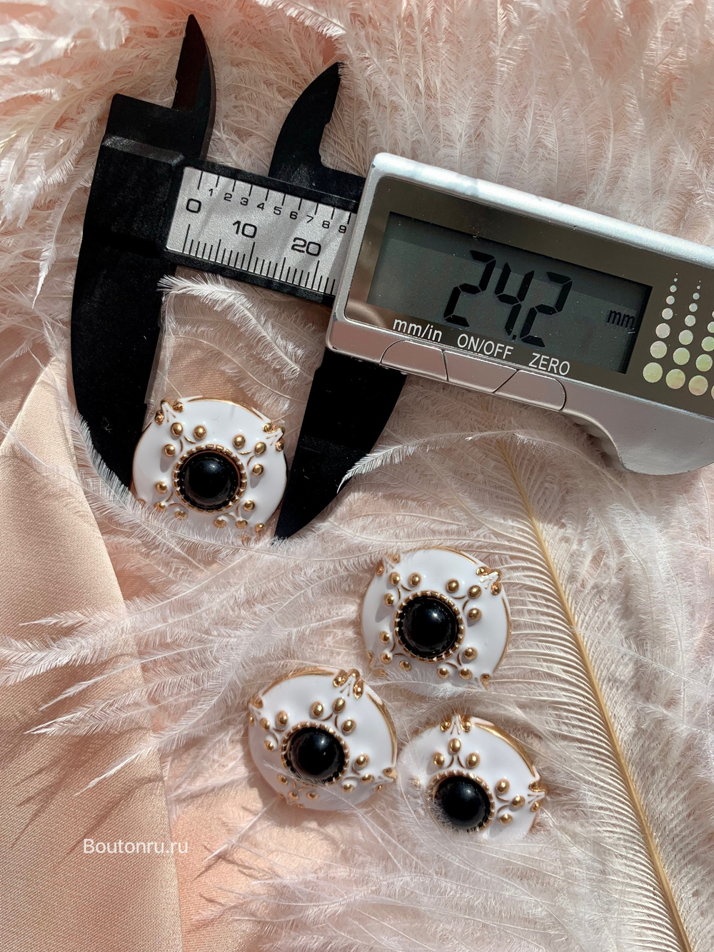 Пуговицы золото белая эмаль с черным камнем