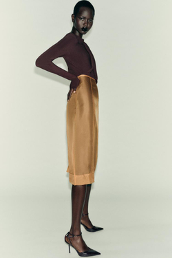 ZARA БОДИ С БРОШЬЮ ИЗ СТРУЯЩЕЙСЯ ТКАНИ, ТЕМНО-КОРИЧНЕВЫЙ