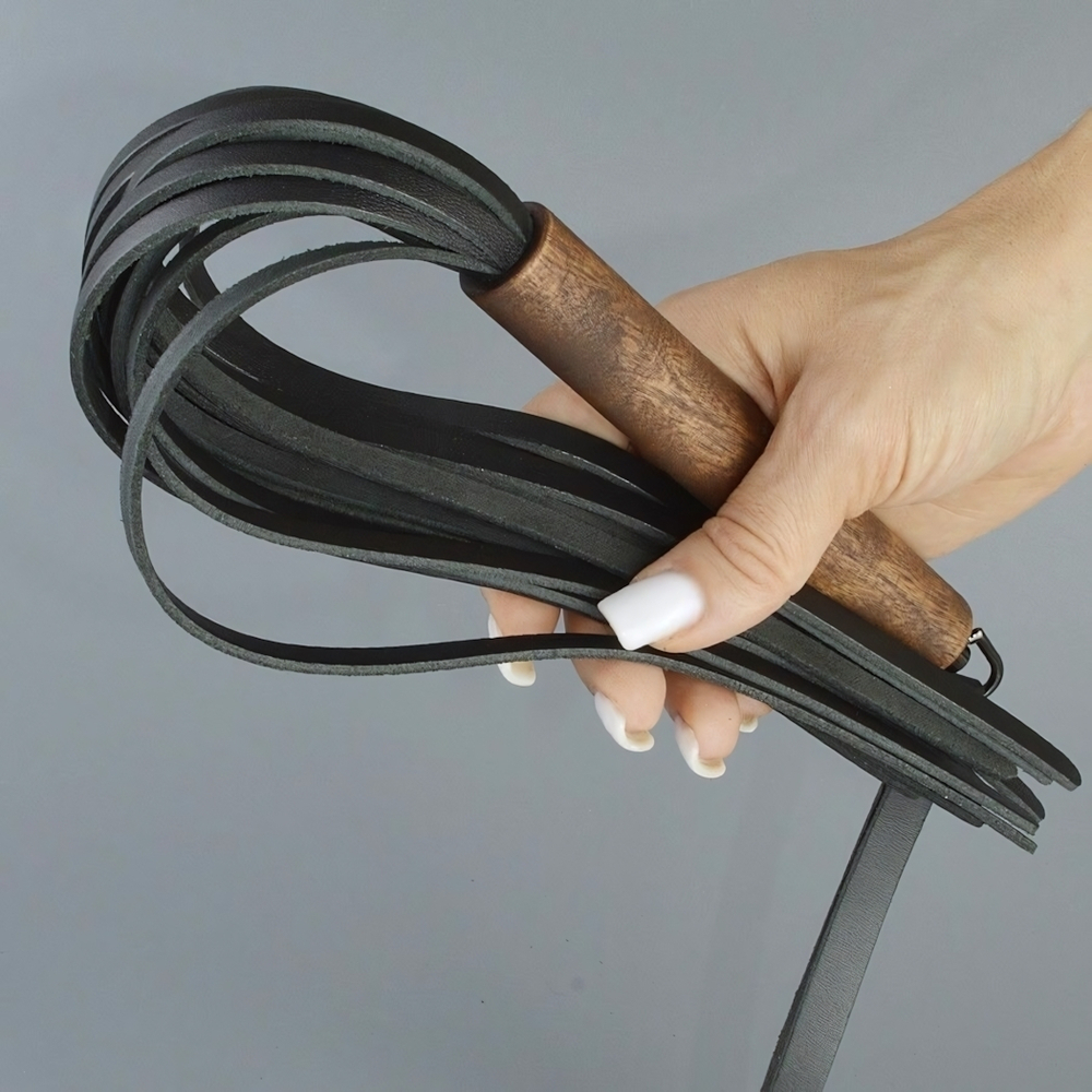 Черная кожаная плеть с деревянной рукоятью - 44 см. (Цвет: черный)