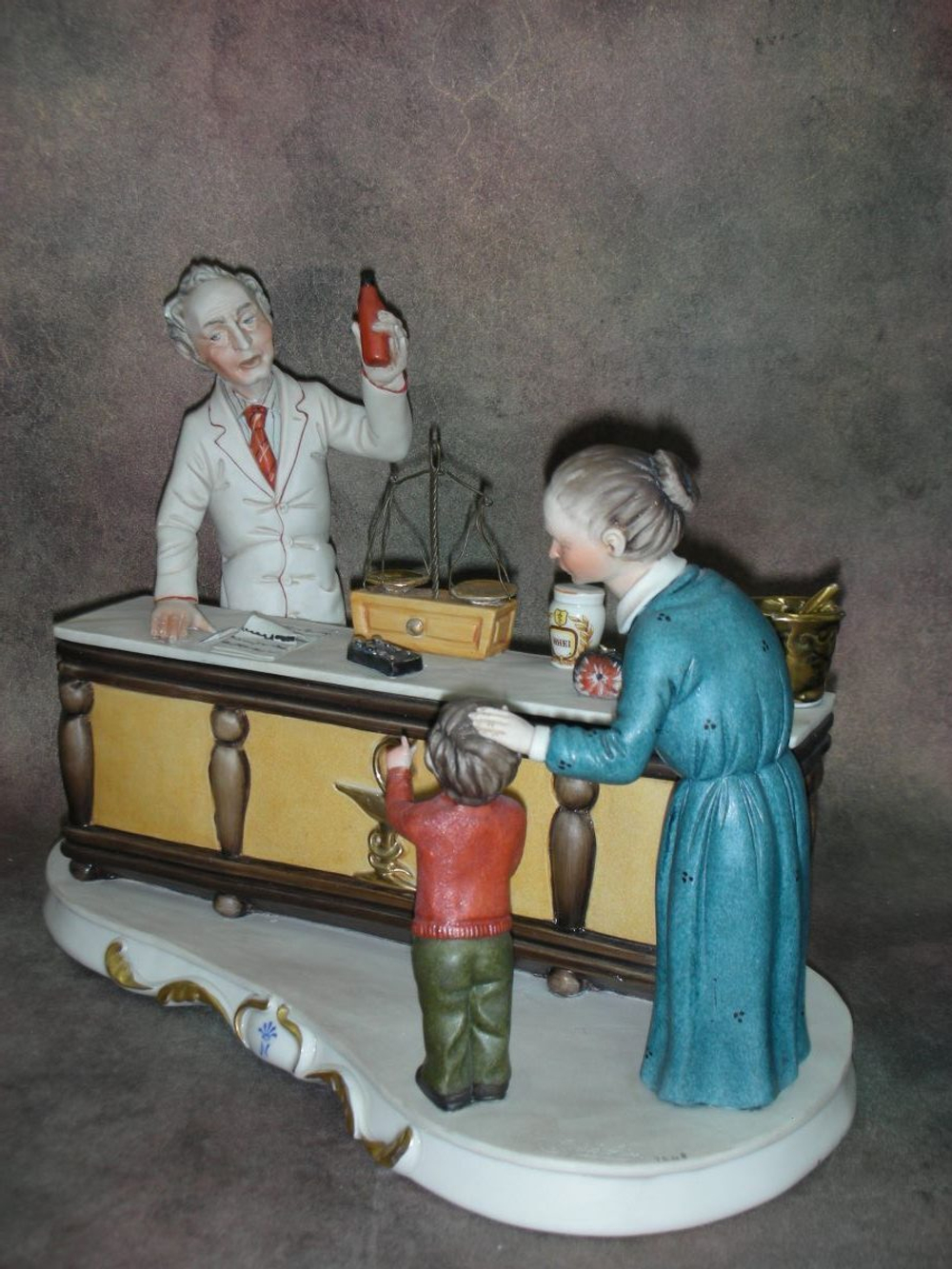 Статуэтка. Фарфор. У аптекаря. Capodimonte. Италия