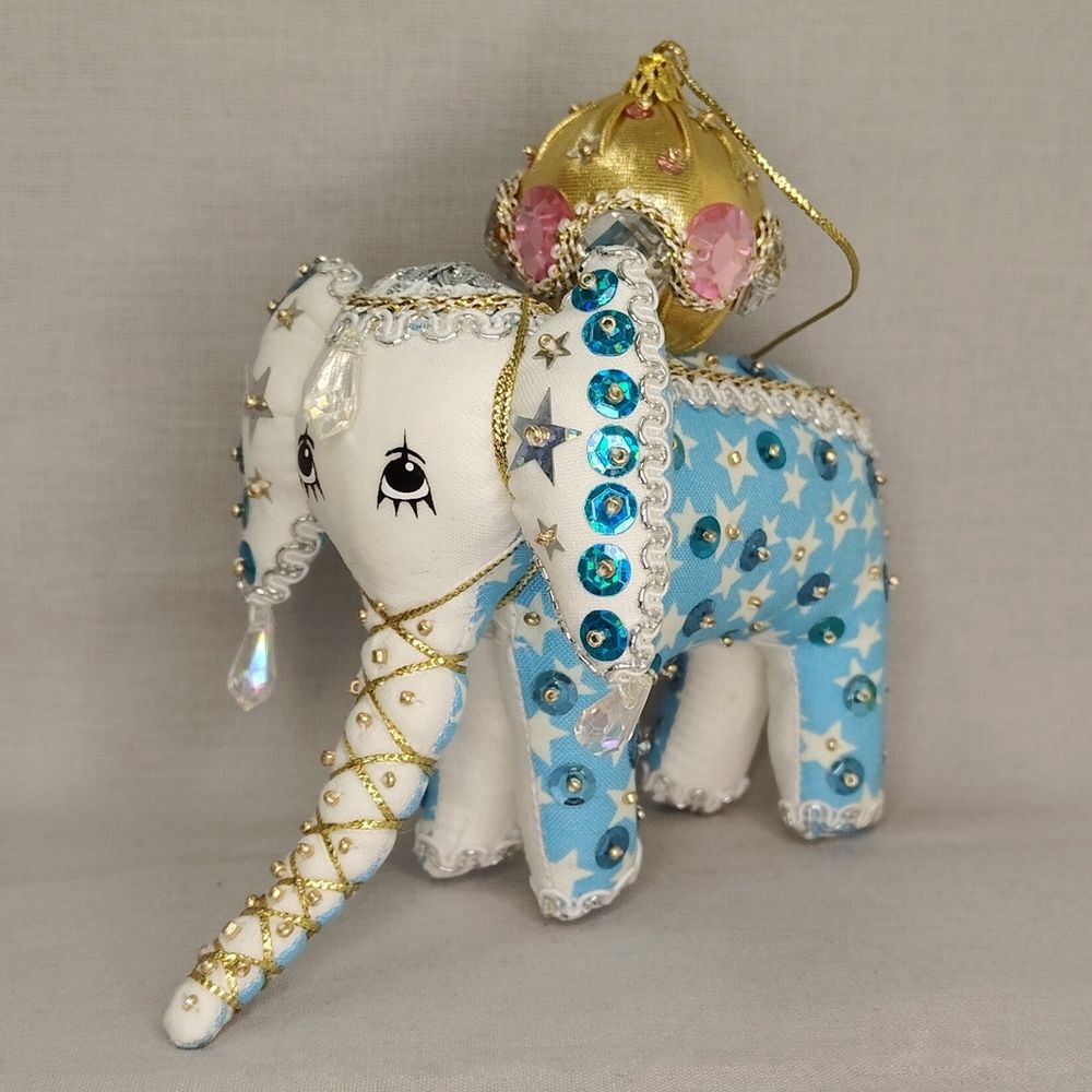 Бисерная ёлочная игрушка Слон с шариком