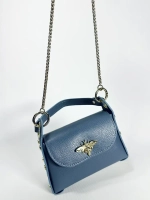 Женская сумочка с застежкой-пчелкой из натуральной кожи голубого цвета