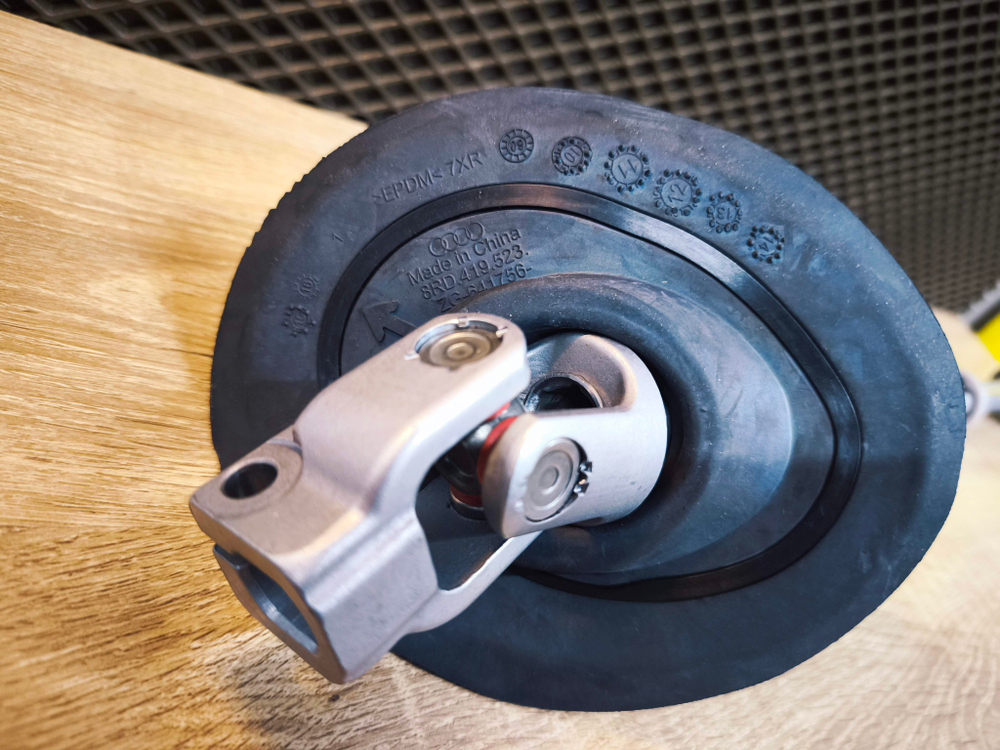 Вал промежуточный рулевого управления VAG Audi Q5 8RB