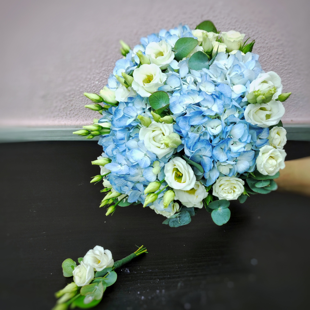 Букет невесты с гортензией и с бутоньеркой