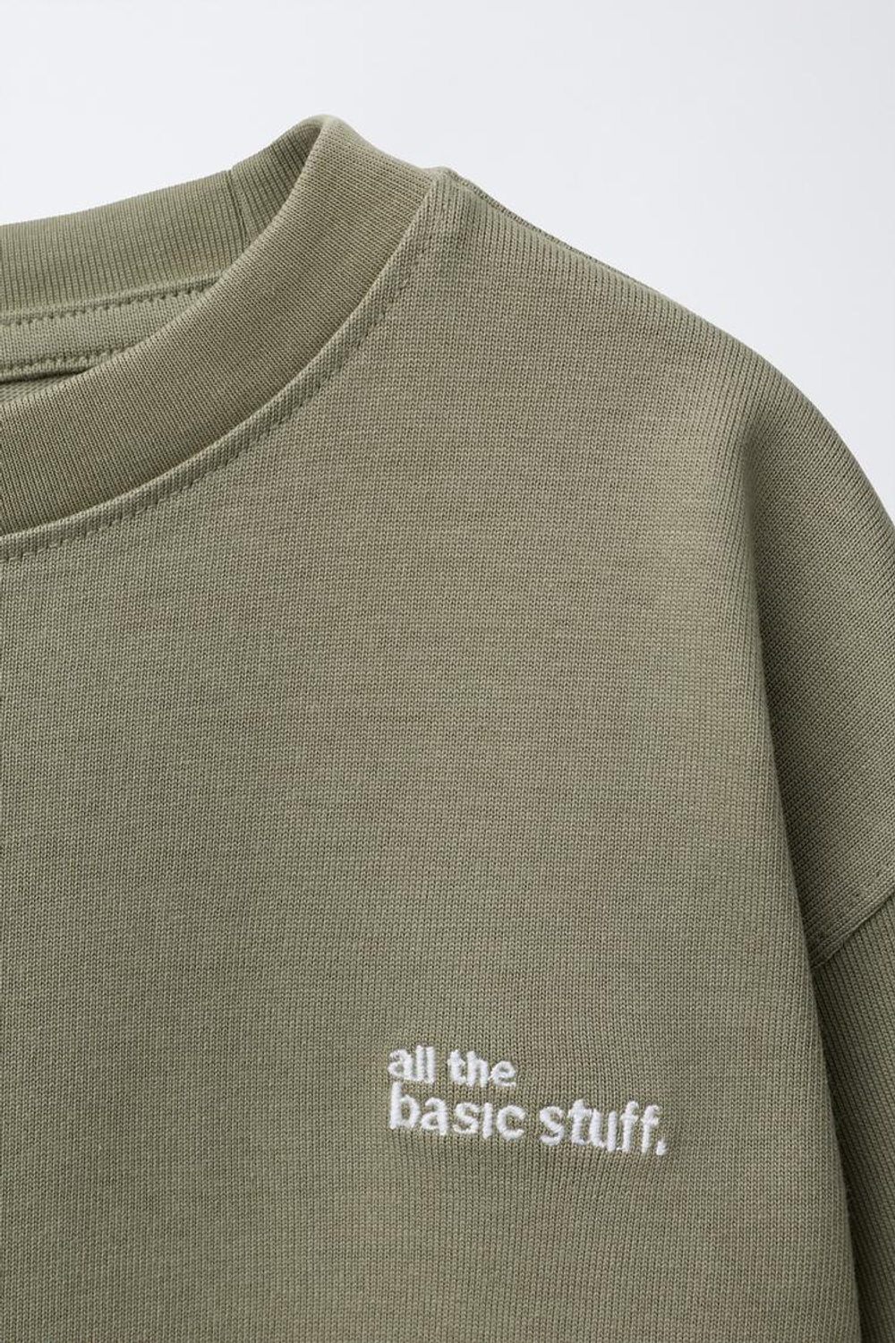 ZARA ФУТБОЛКА ИЗ ПЛОТНОЙ ТКАНИ С ВЫШИТОЙ НАДПИСЬЮ, СВЕТЛЫЙ ХАКИ