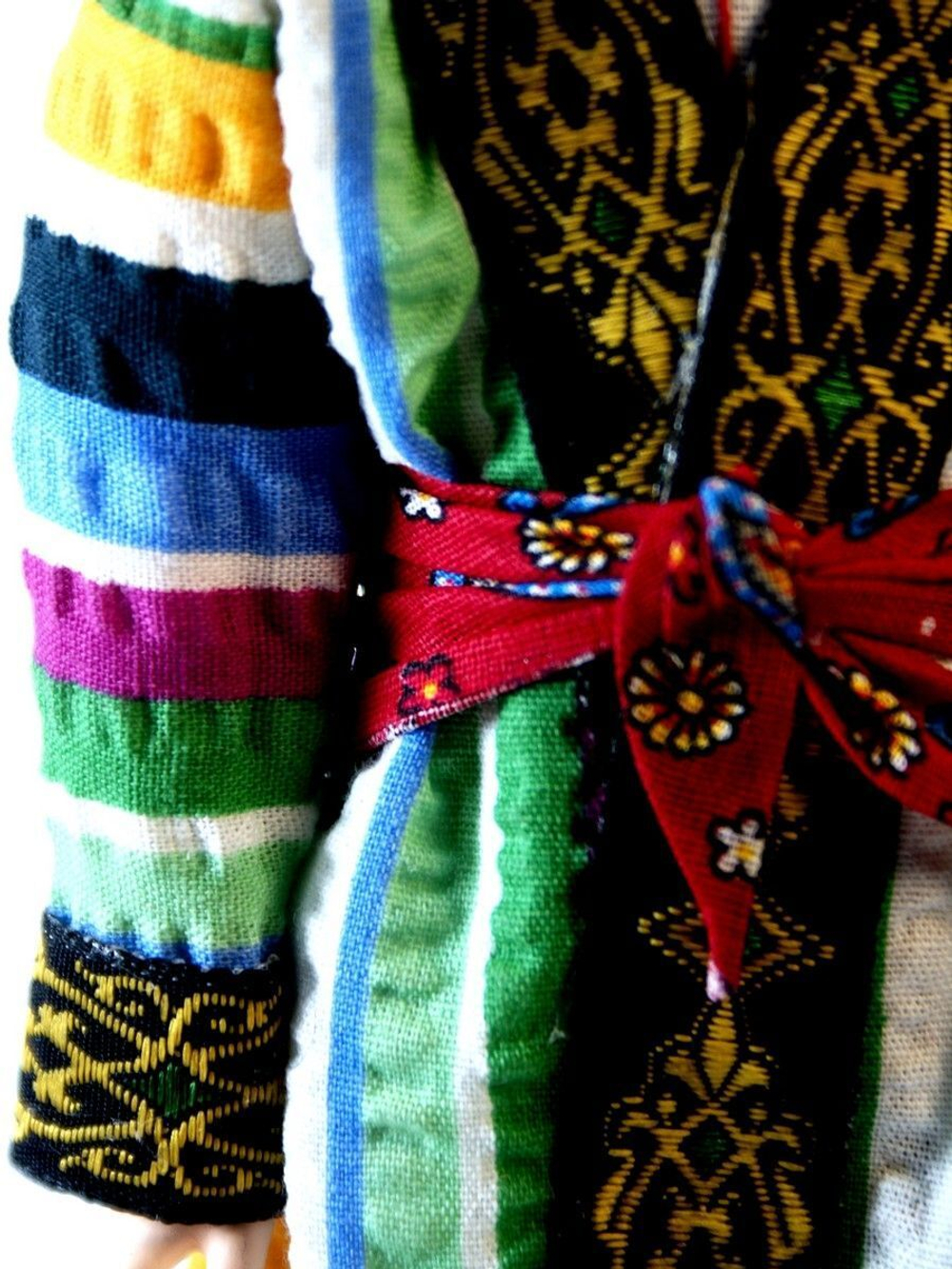 Кукла фарфоровая Таджик в традиционном свадебном мужском костюме