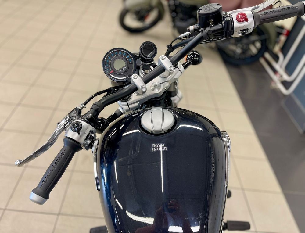 Royal Enfield 650 Super Meteor (Astral Black)