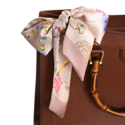 Шелковый твилли шарф Mollen Забава пудровый