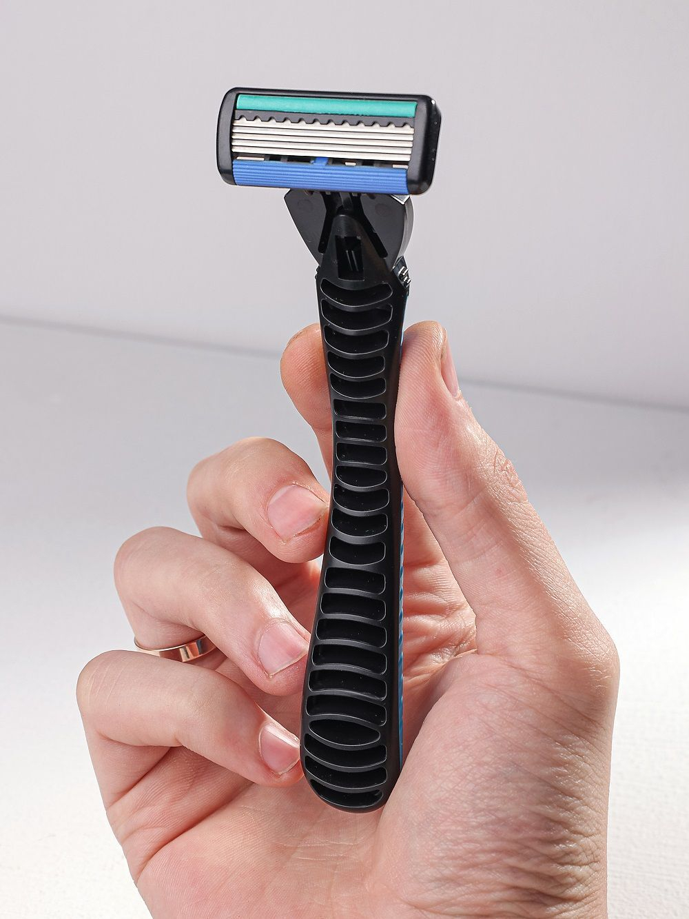 Бритва мужская + 16 многоразовых картриджей c 5 лезвиями HAOWELL плавающая головка, полоска Aloe+витамин E