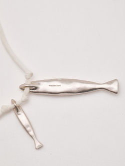 Massimo Dutti Ожерелье-шнурок из шелка с подвеской «Рыба», серебряный