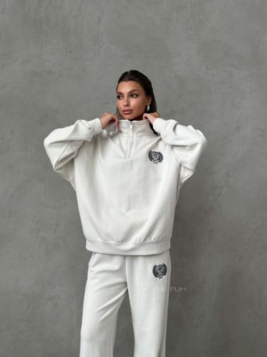 Светло-серый спортивный костюм с вышивкой-лого